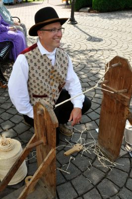 Fort Nisqually reenactor demonstrates pioneer rope making at SRD 2014.