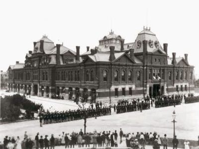 Pullman Strikers outside Pullman, Il Arcade Building during 1894 strike. Image from Wikipedia Commons.