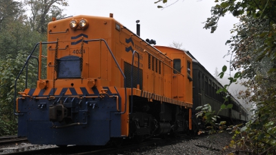 Orange locomotive 4024 in the early morning