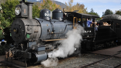 Steam Locomotive NP 924 departing Snoqualmie Depot, the fireman waves from the window.
