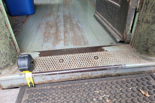 The exterior doorway of coach 272 has a 3 inch drop from the threshold to the vestibule platform.