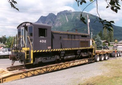 RS-4-TC #4012 rests on a lowboy trailer in North Bend before unloading. Mt. Si is visible behind the locomotive.